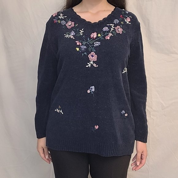 Cozy Vintage Carolyn Taylor Floral Embroidered Navy Sweater - Picture 2 of 10